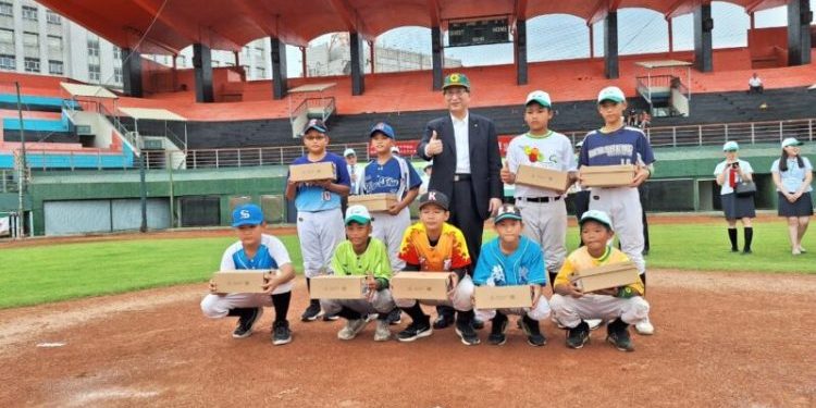 112年度暑假棒球育樂營 縣立棒球場揭開序幕