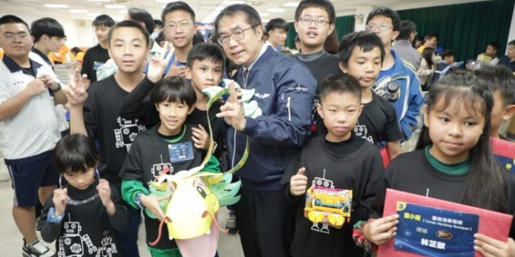 臺南學子2023 RoboRAVE國際機器人大賽勇奪38面獎牌 黃偉哲讚揚為國爭光