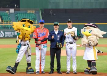 港都台日親善交流戰 陳其邁開球力挺台鋼雄鷹