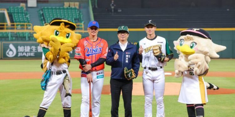 港都台日親善交流戰 陳其邁開球力挺台鋼雄鷹