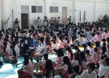 台鋼雄鷹啦啦隊球員「校園出任務」首站鳳山國中 高雄市學生50元看球優惠方案迴響熱烈