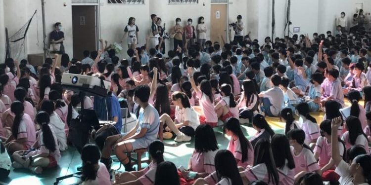 台鋼雄鷹啦啦隊球員「校園出任務」首站鳳山國中 高雄市學生50元看球優惠方案迴響熱烈