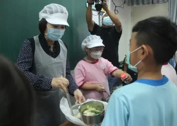 繼校園「班班吃石斑」政策　屏東縣府續推「班班吃鱸魚」