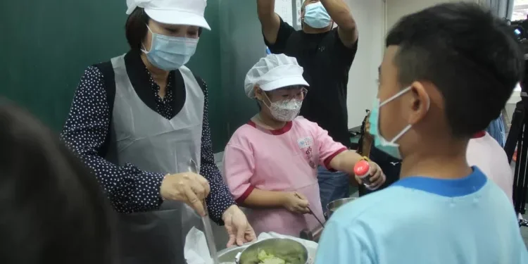 繼校園「班班吃石斑」政策　屏東縣府續推「班班吃鱸魚」