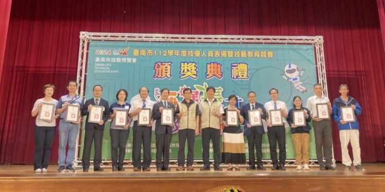 臺南市府表揚112學年度技藝教育績優人員及技藝教育競賽獲獎學生