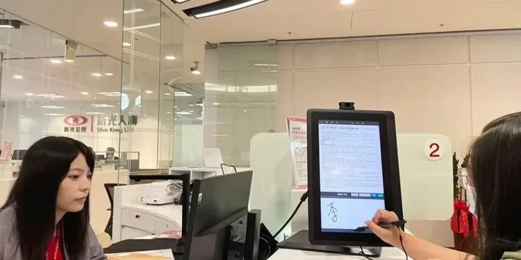 新光人壽導入寰宇數位無紙化服務．智慧科技與溫暖並存的數位櫃檯