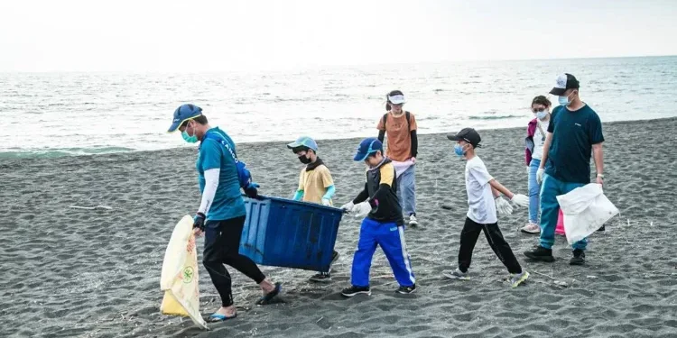 ME30 公益淨灘清出 516 公斤垃圾　品牌創辦人呼籲關注海洋保育共識