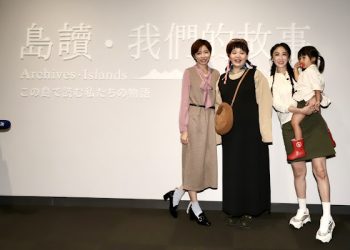 王瞳、宮美樂化身文青時空旅人 驚呼國家檔案館：「原來歷史可以這麼好玩！」