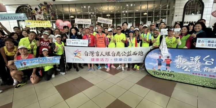 盲人環台公益跑抵台南 為愛募年菜
