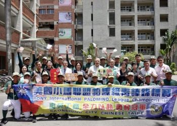 康議長頒加菜金 祝福高苑青棒小將載金而歸