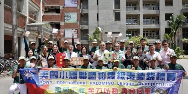 康議長頒加菜金 祝福高苑青棒小將載金而歸