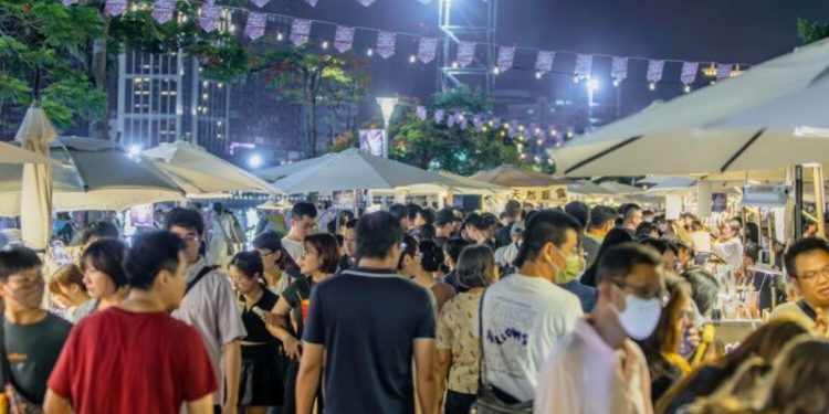 高雄愛河龍舟嘉年華陸海空三龍齊聚 端午愛河畔越夜越熱鬧