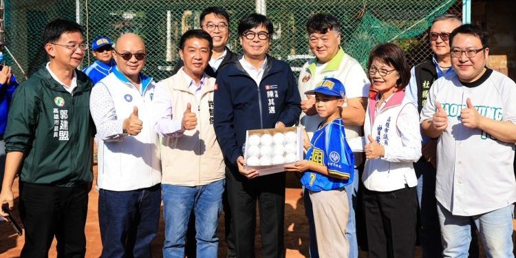 陳其邁前往棒球名校復興國小及三民高中慰勞球員 承諾增加三級棒球預算