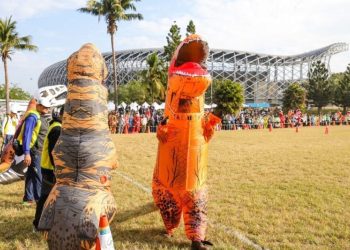 2025高雄富邦馬拉松開跑 陳其邁穿上恐龍裝邀請全台民眾到高雄感受城市魅力