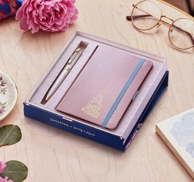 Sheaffer 推出全新《Emily in Paris》系列，寫情書給粉絲