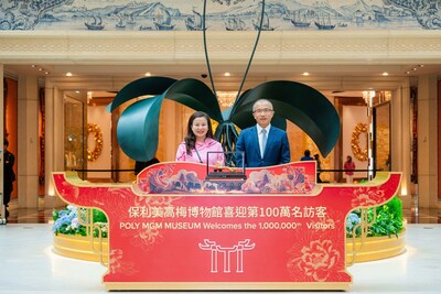 美高梅中國控股有限公司總裁及執行董事馮小峰向保利美高梅博物館第一百萬名訪客翟國英女士送上專屬紀念禮品 美高梅中國控股有限公司總裁及執行董事馮小峰向保利美高梅博物館第一百萬名訪客翟國英女士送上專屬紀念禮品