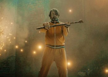 邁茲米克森《邦尼殺死他》大秀反差魅力 李小龍上身親耍雙節棍