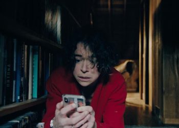 「艾美獎影后」晉身「尖叫女王」 藉《顫懼》向《鬼店》致敬