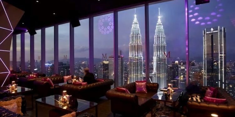 GD Properties(佶帝集團)震撼推出 KL360　馬來西亞首座70米懸崖彎曲泳池與10米長和透明玻璃天空滑梯地標　　投資熱點引爆吉隆坡！