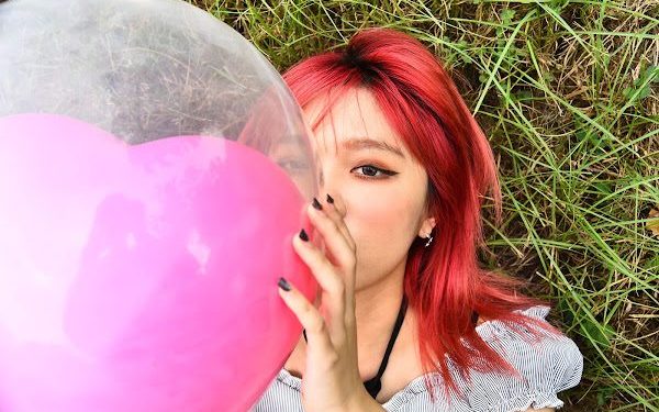 刺心入骨！唱作新女聲太愛「她」了 竟然把億萬偶像簽名刺在手上捧著