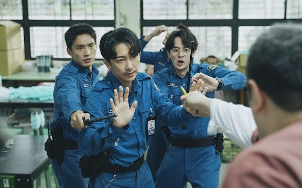 辣椒水一噴全場失控！張軒睿暴動戲拍到全員嚇歪