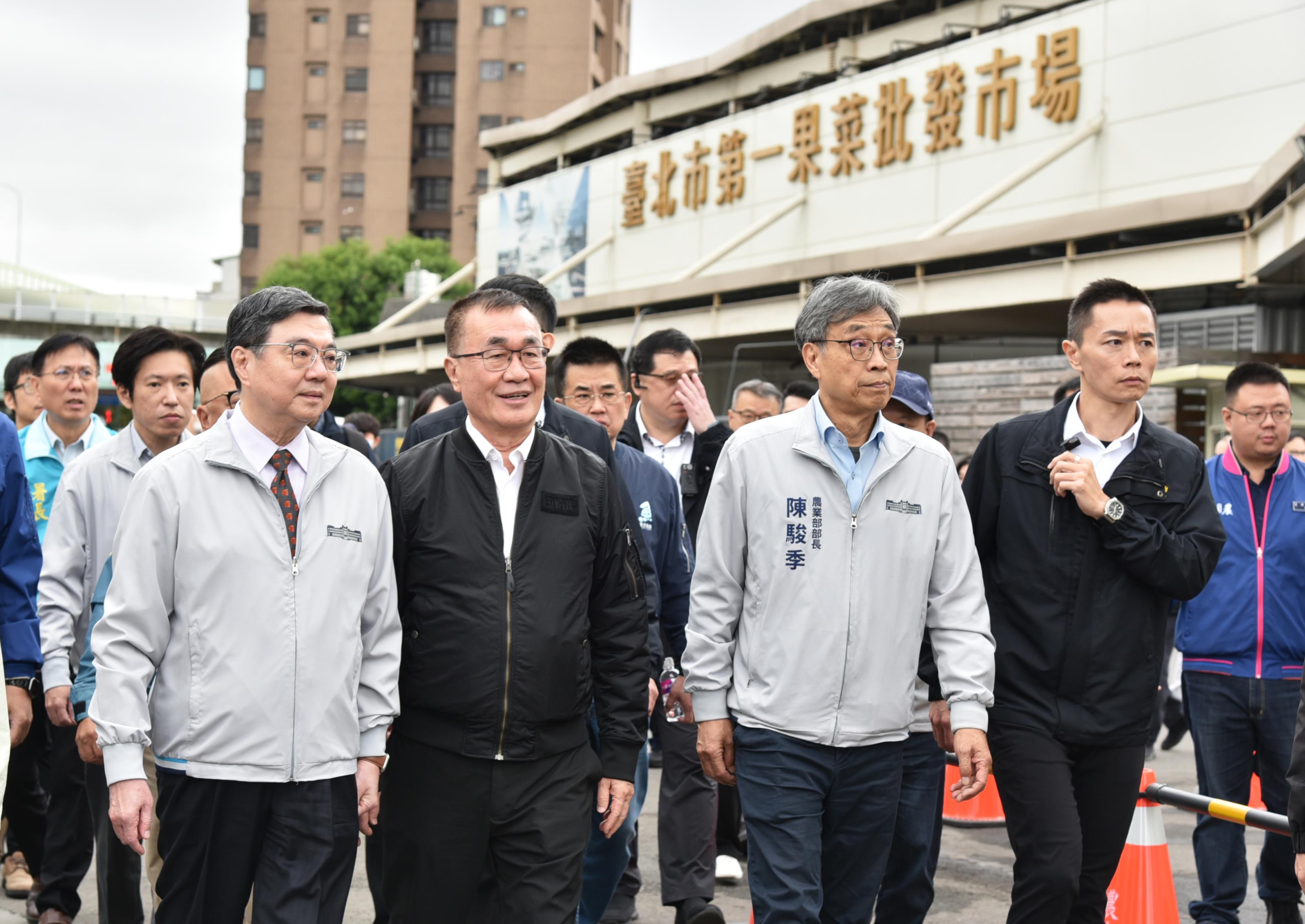 圖2_行政院卓榮泰院長在農業部陳駿季部長等人陪同下，赴臺北市第一果菜批發市場視察