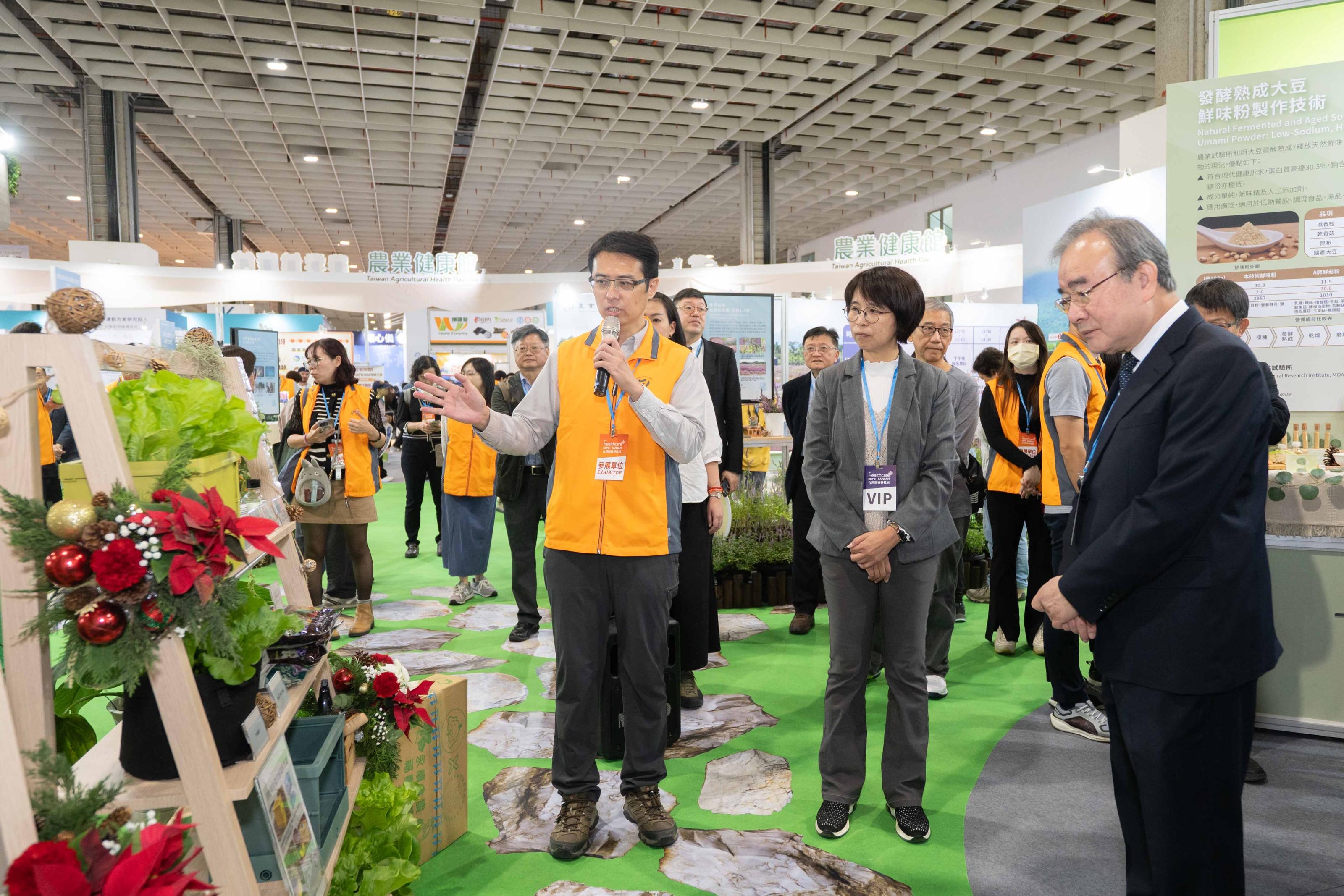 圖四胡次長忠一（左二）聽取桃園場都市種菜技術解說