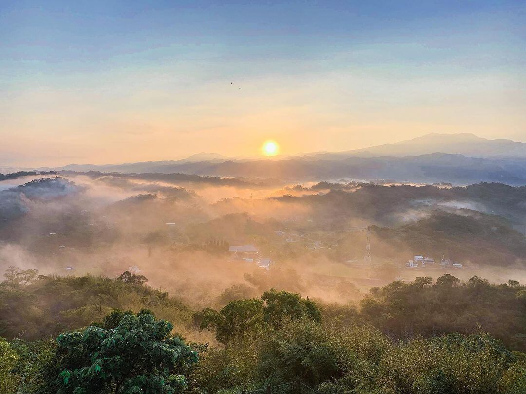 e5a2a8e7a1afe5b1b1e9a082efbd9ce88b97e6a097e699afe9bb9eefbd9ce88b97e6a097e697a5e587ba 全台景點|七大觀曙光景點,帶你迎接2024第一道曙光!