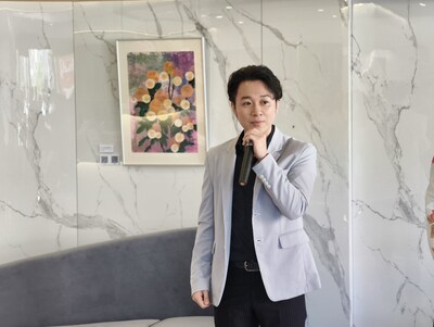 熊圖建設總經理林鼎強於開幕活動中表示,江屘菊作品中流動的圓與能量意象,與 Gensler 所設計的弧線立面相互呼應,使建築空間展現更深層的森態美學。張哲維攝 熊圖建設總經理林鼎強於開幕活動中表示,江屘菊作品中流動的圓與能量意象,與 Gensler 所設計的弧線立面相互呼應,使建築空間展現更深層的森態美學。張哲維攝