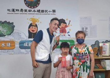 不讓環境限制孩子未來！E電商曾信豪深耕偏鄉五年：親自走進山路 以穩定支援消弭城鄉落差