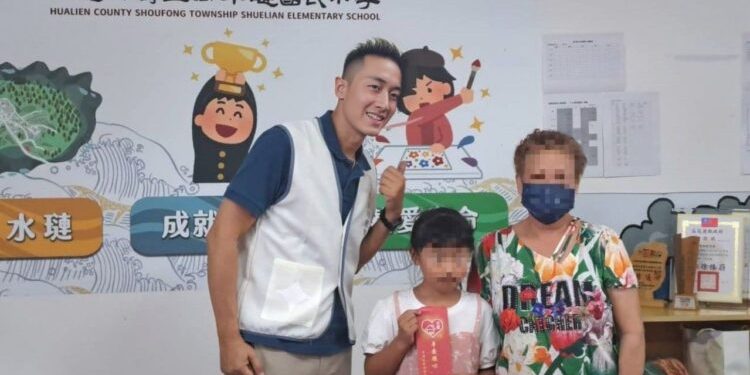 不讓環境限制孩子未來！E電商曾信豪深耕偏鄉五年：親自走進山路 以穩定支援消弭城鄉落差