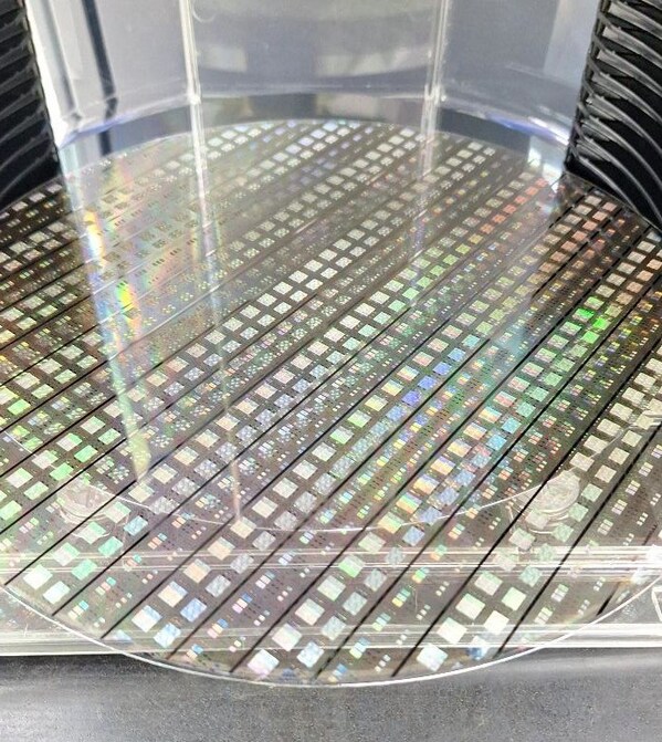 來源：MetaOptics Ltd自行設計的12吋玻璃晶圓上的矩形超透鏡展示圖