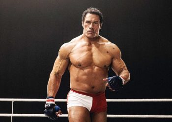 《重擊人生》巨石強森猛增13公斤 耗3小時造型還原驚呆本尊