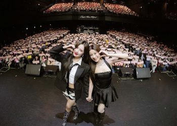 粉絲全瘋！Kao用眼神放電、Jane坐上女王椅熱舞 外套帥氣一脫秀馬甲！