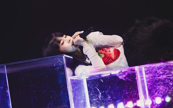 白安躺台上開唱!將舞台變成她的私密臥室:「希望有回家的感覺」