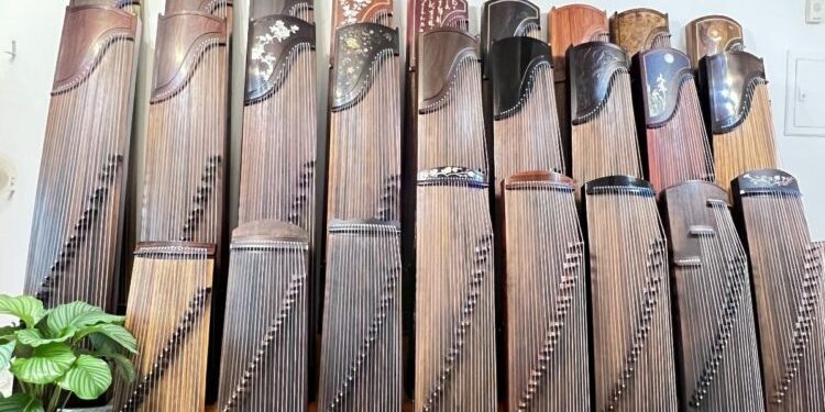 新北手工古箏工作室30年堅持 從木紋到音色 每把琴都親手試彈