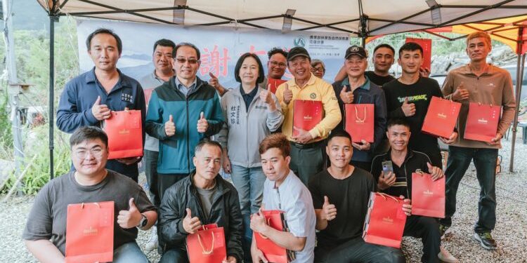 馬太鞍溪堰塞湖降挖工程完成階段性任務 總統致贈禮物表達對工程團隊人員的肯定