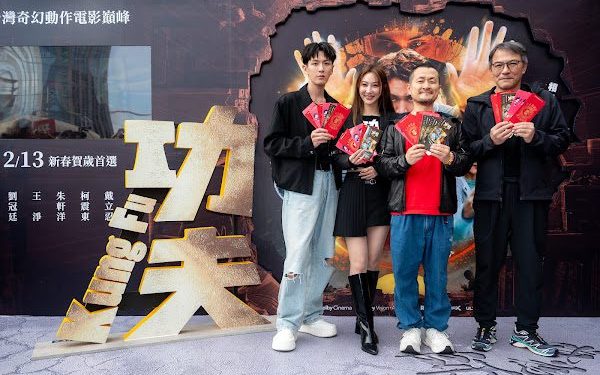 戴立忍、曾莞婷、柯震東現身台北鬧區!上千名民眾爭搶紅包掀熱潮