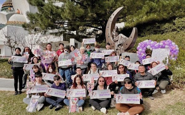 CoCo 李玟雕像落成週年 全球歌迷自發籌辦生日紀念布置以愛相聚傳遞大愛