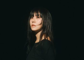 在MV中隔空擁抱爸爸 82歲爺爺化身父親 白安感動：從未這樣抱他