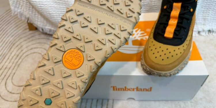 最頂機能鞋是它 上班族猛讚久走不累「雨天超防水」全網讚:穿過回不去