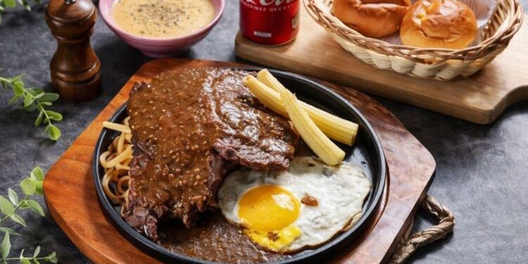 高雄瑞豐夜市必吃原肉牛排 厚切飽滿肉汁 搭配酥皮濃湯超滿足