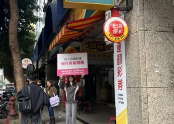 太有梗！foodpanda年前彩券行、廟口舉牌引熱議　跑一單送2千還能抽2萬