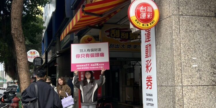 太有梗！foodpanda年前彩券行、廟口舉牌引熱議　跑一單送2千還能抽2萬