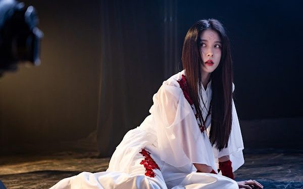 邵雨薇《啵me》演「惡鬼」善惡掙扎大受好評！戲外「兩天不喝水」怕掉妝