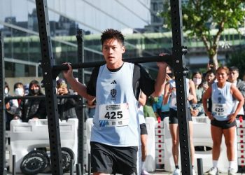 許孟哲外景收工揪團打羽球 球場成另類見面會