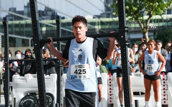 許孟哲外景收工揪團打羽球 球場成另類見面會