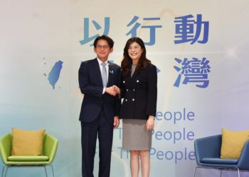 最新民調出爐，近6成民意力挺在野合作，綠白矛盾加劇成2026選戰關鍵