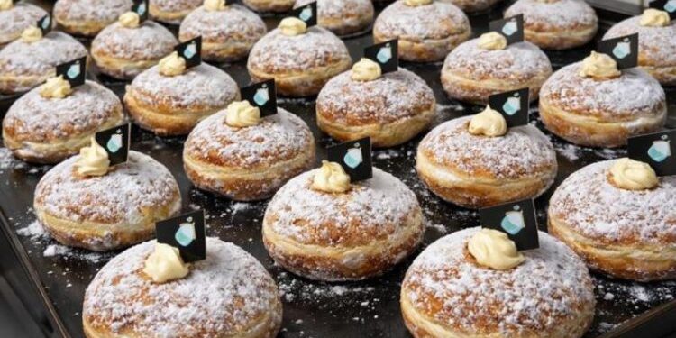 基隆必吃甜點 手作研磨開心果生乳甜甜圈 一口爆漿超滿足