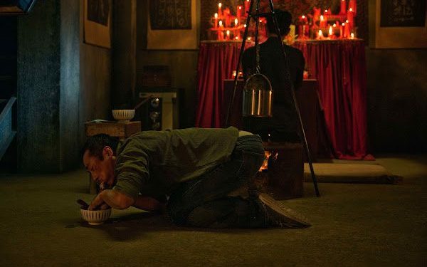 《祭弒》正式預告曝光!莊凱勛加戲跪地「狗式吃肉」嚇壞導演 趴地舔肉灰塵全吞下肚